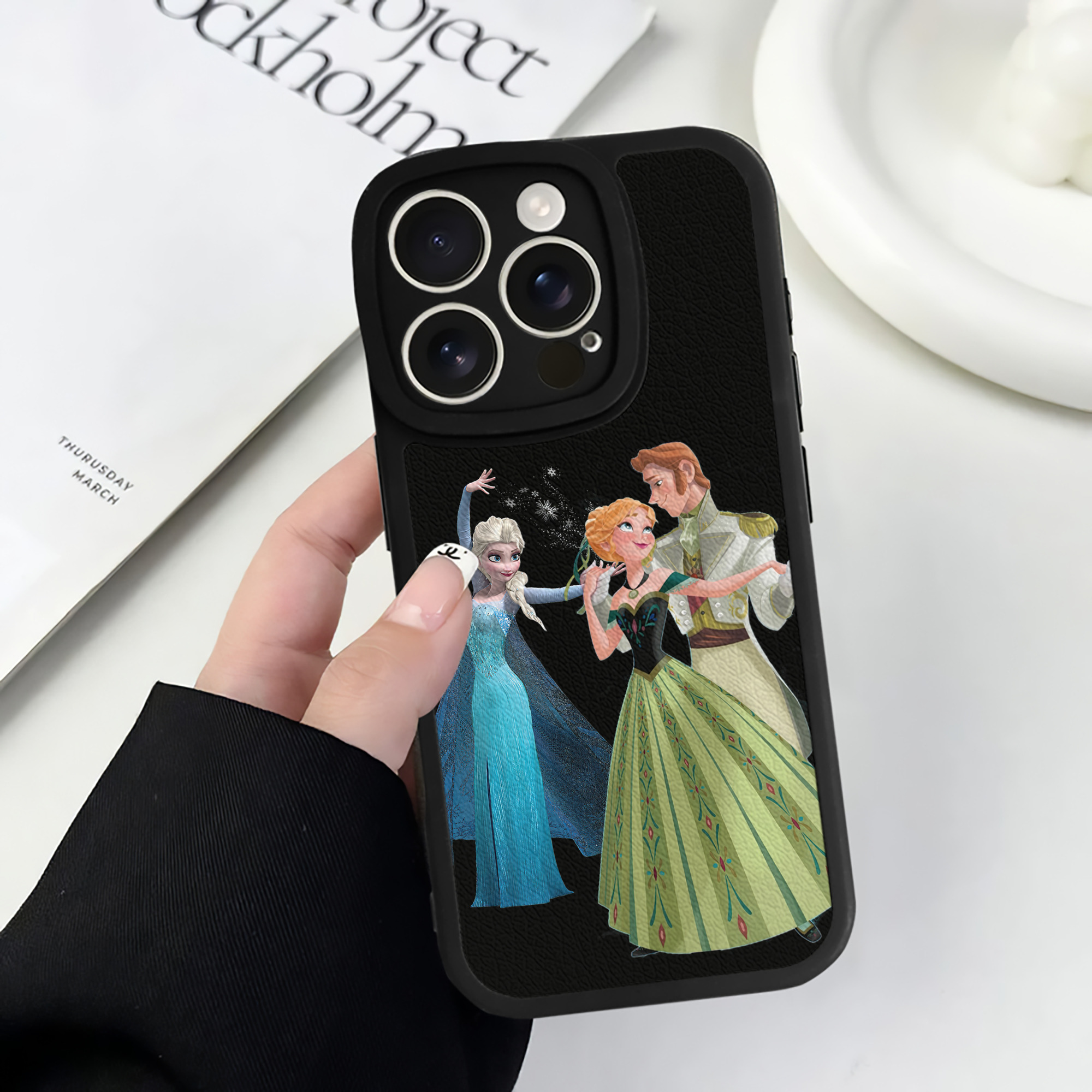 （画像用） アナと雪の女王 アンナ エルサ Frozen Anna Elsa 【iPhone 16シリーズ対応】シリコンスマホケース（レザー調） 材質：シリコン